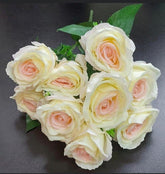 Buchet 10 trandafiri alb-crem cu roz pal artificiali – 45 cm, tije sârmă, material textil